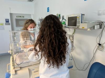 L’hospital de Torrevieja incorpora mantes de fototeràpia per a tractar la icterícia en bebés i millorar l’aferrament de la mare